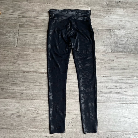 Spanx Faux Leather Camo Leggings In Black With Sheen Contour Stretch Size Medium - Picture 6 of 15